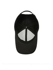 Vue détaillée de l'intérieur de la casquette noire montrant la doublure et la boucle