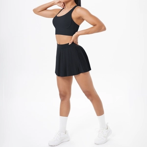 Détail de l'ensemble de sport haut dos croisé et minijupe plissée pour fitness et yoga