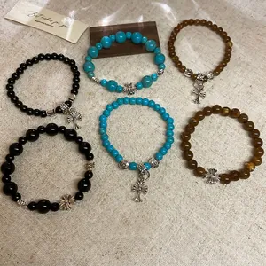 Set de bracelets ethniques en perles de pierre avec croix gothiques sur tissu
