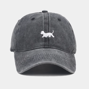 Détail de la casquette vintage en coton gris délavé avec broderie de chien de qualité