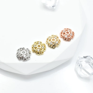 Set de cuatro espaciadores florales calados con circonitas en oro y plata