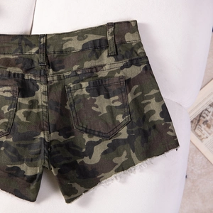 Rückansicht von Camouflage-Jeans-Shorts mit zwei Gesäßtaschen und gefranstem Saumdetail