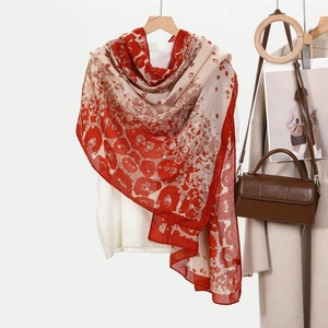 Sciarpa alla moda con stampa floreale rossa e beige e accessori eleganti inclusi