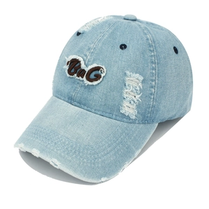Vintage Denim Baseballkappe in Hellblau mit BnG-Patch und modischen Rissen