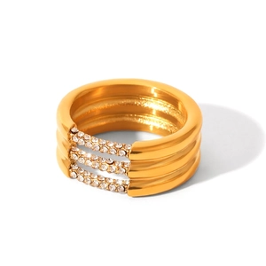Dettaglio dell'anello a tre strati in acciaio inossidabile placcato oro 18K con strass, 0,93 cm