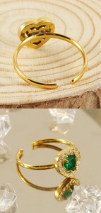 Detail of adjustable heart-shaped emerald zircon ring with 18K gold plated finish