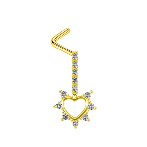Vue détaillée du piercing de nez doré avec pendentif en cœur et zircons brillants