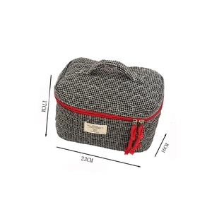 Quilted heart checkered makeup bag detail with red zipper and rope pull, 23x16x17cm size