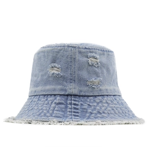 Chapeau bob en jean bleu clair avec détails déchirés et bords effilochés crus