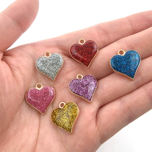 Gros plan de pendentifs en forme de cœur à paillettes en six couleurs pour bijoux DIY