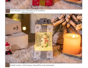 Beleuchtete Weihnachts-Schneemann-Geschenkbox-Laterne mit Glitzereffekt in warmer Szene