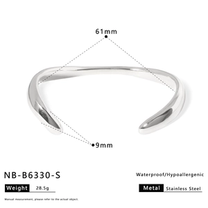 Silver stainless steel cuff bracelet specifications showing 61mm inner diameter and 9mm gap