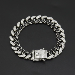 Détail du bracelet cubain hip hop 12mm orné de strass noirs et blancs étincelants