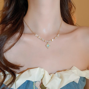 Détail du collier de perles et de pierres de lune de style cour française