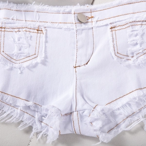 Dettaglio di pantaloncini di jeans bianchi con bordi sfilacciati e cuciture a contrasto
