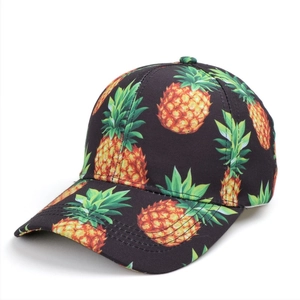 Detailansicht aus hochwertigem Baumwolltwill mit lebhaftem Ananas-Fruchtprint-Muster