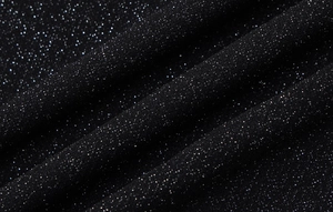Vue macro du tissu noir scintillant avec détails de texture de la robe à col montant
