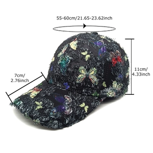 Berretto da baseball nero con farfalle colorate e dettagli dalla trama consumata