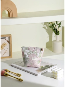 Trousse à maquillage jacquard rose avec broderie florale et fermeture éclair dorée