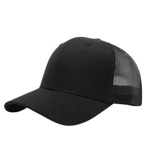 Zwarte trucker pet met ademend gaas en gebogen rand gezien vanuit een 45-graden hoek