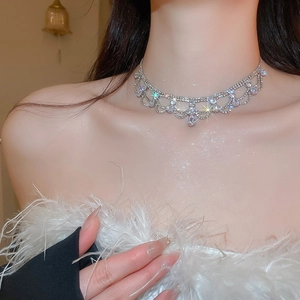Dettaglio della collana vintage in argento con diamanti indossata da una modella