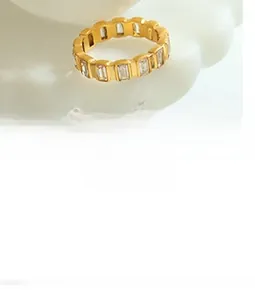 Detailansicht des goldenen Eternity-Rings mit rechteckigen Baguette-Zirkonia-Steinen