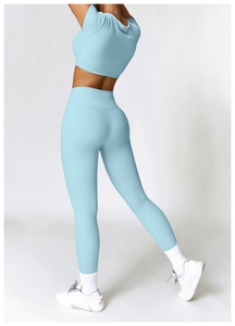 Détail du legging de yoga taille haute bleu clair et du crop top à coupe ajustée