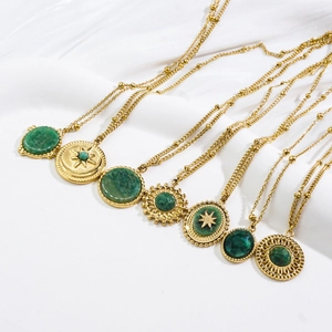 Colliers en acier doré 14K avec pendentifs en pierre naturelle verte sur soie blanche
