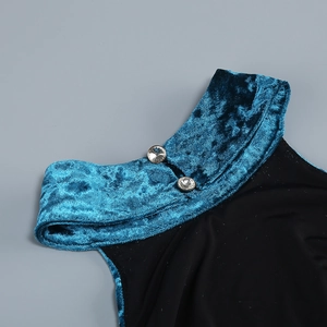 Dettaglio del colletto dell'abito in velluto con contrasto blu e nero e bottoni diamante