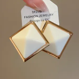 Détail macro des boucles d'oreilles carrées en résine vintage avec aiguille en argent S925
