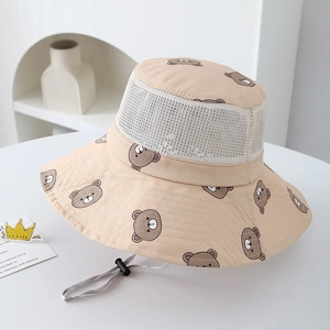 Détail du chapeau de soleil beige avec ours, haut en mesh respirant et cordon réglable