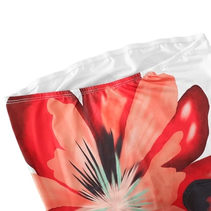 Gros plan détaillé d'imprimé floral rouge sur le tissu d'une robe d'été blanche