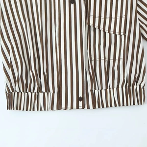 Chemise à rayures marron et blanc avec ourlet élastique et poche à rabat boutonnée