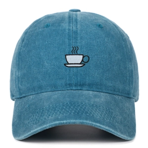 Gros plan sur la casquette en coton bleu délavé vintage avec broderie café