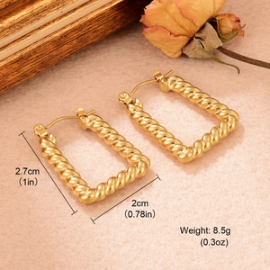 Boucles d'oreilles minimalistes en forme de U torsadé en acier inoxydable doré brillant