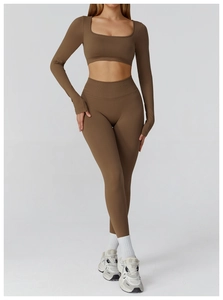 Ensemble de yoga marron deux pièces avec haut court manches longues et legging taille haute