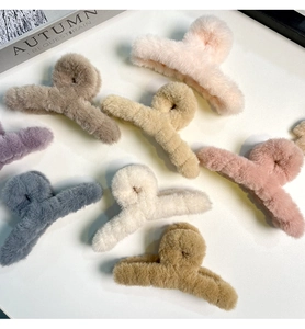 Huit grandes pinces à cheveux de 14 cm en fausse fourrure pelucheuse aux tons de couleurs variés