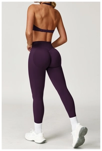 Detailansicht der lila High-Waist-Yogahose mit Scrunch-Butt-Effekt und nahtloser Textur