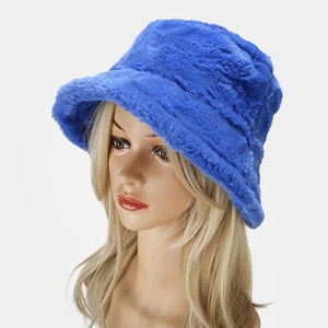 Nahaufnahme der weichen blauen Kunstfellstruktur und des Plüschmaterials am Winterhut