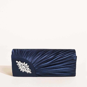 Detailansicht der dunkelblauen Satin-Clutch mit Faltenstoff und funkelndem Blatt-Strassstein