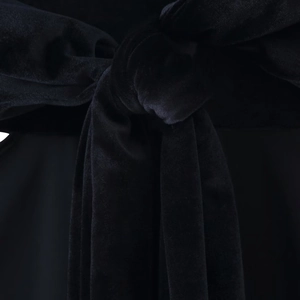 Robe ajustée en velours noir élégante avec manche asymétrique et détail de ceinture