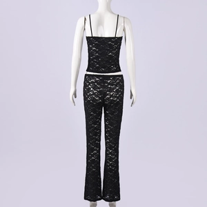 Vista posterior de conjunto de dos piezas de encaje negro con top y pantalón campana