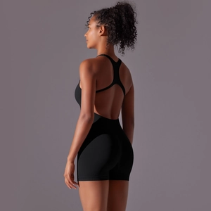 Détail de la combinaison de yoga sans couture dos nu pour femmes avec design à bretelles croisées
