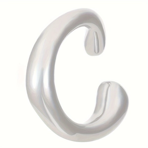 Primer plano de un earcuff irregular en metal líquido plateado con forma de C pura