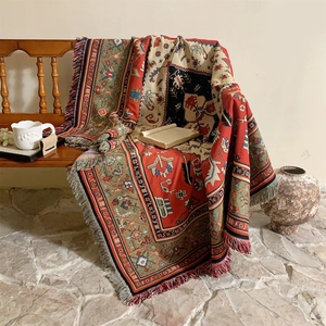 Gros plan d'une couverture tissée bohème avec motifs géométriques ethniques et franges