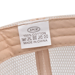 Détail de l'étiquette 100% coton et de la maille respirante sur une casquette léopard