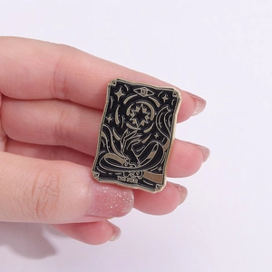 Vintage-Tarot-Emaille-Pin Der Stern mit goldenen Linien auf schwarzem Metall