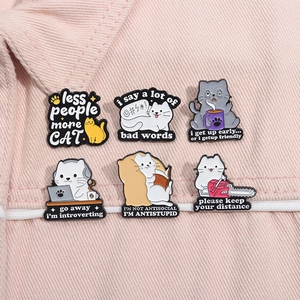 Set di spille in smalto a forma di gatti carini con scritte divertenti su giacca rosa