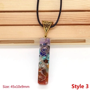 Rechteckiger Chakra-Anhänger mit bunten Heilsteinen und spiralförmigem Kupferdraht-Detail