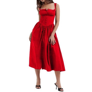 Détail d'une robe midi rouge trapèze avec corsage à lacets et boutons sur le devant